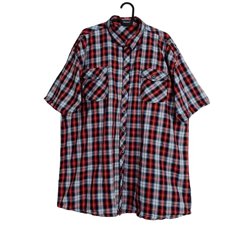 Elején gombos és zsebes, kockás férfi ing