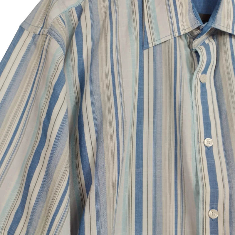 Elején gombos és zsebes, csíkos férfi ing