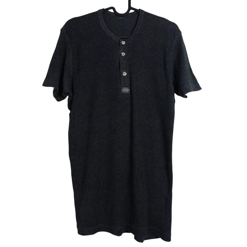 Mellrészén gombos, bordamintás férfi póló