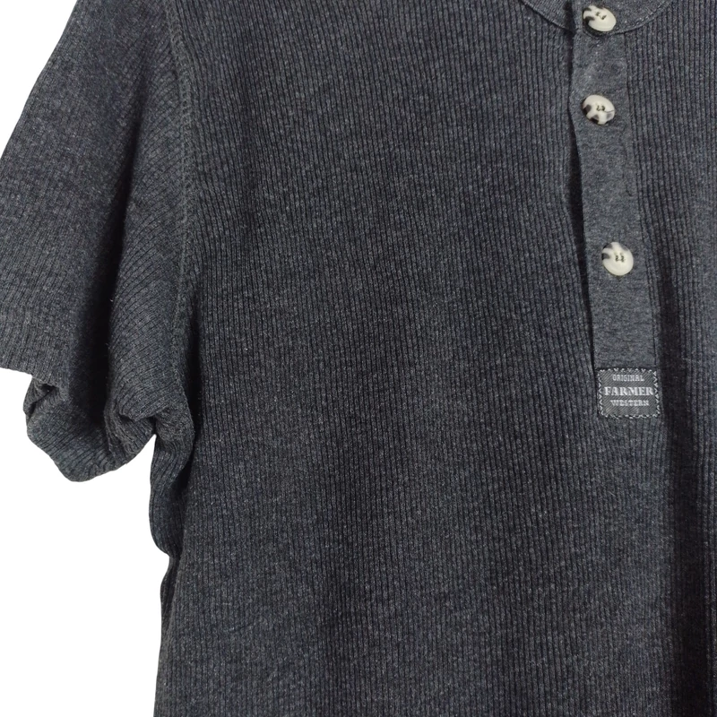 Mellrészén gombos, bordamintás férfi póló