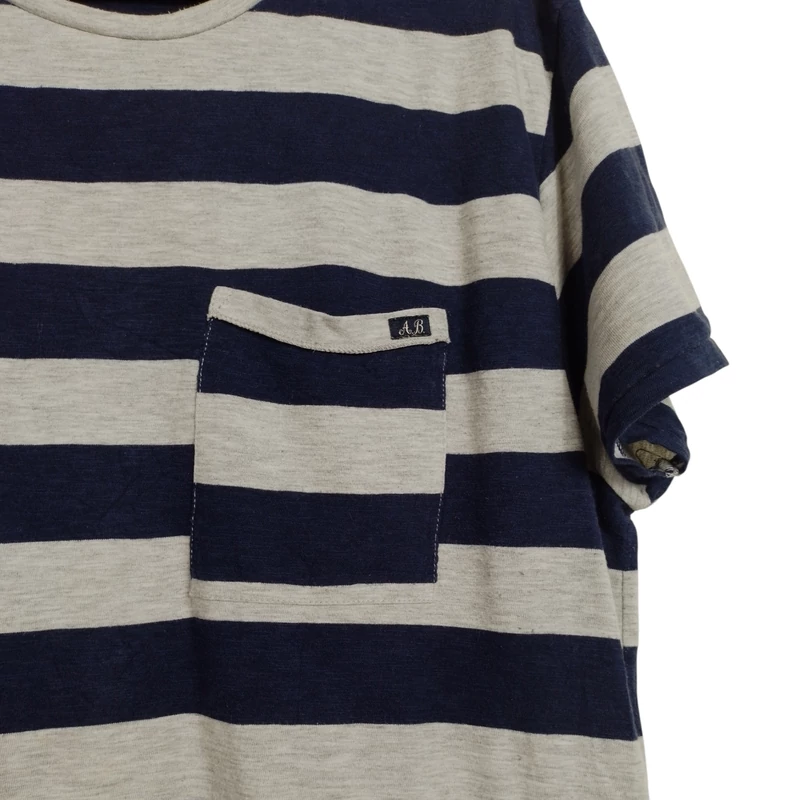 Elején zsebes, csíkos férfi póló