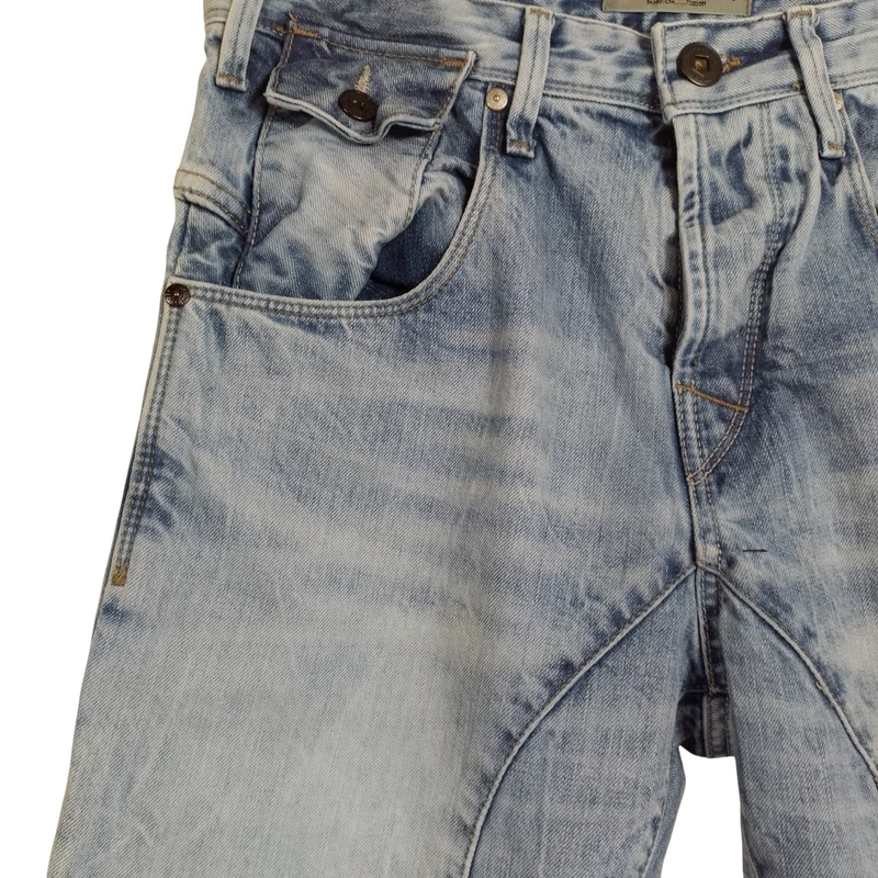 Elől-hátul zsebes, koptatott férfi farmernadrág