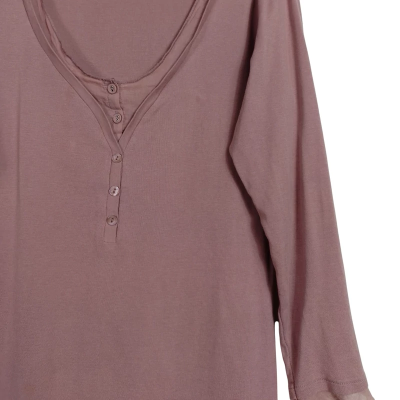 Mellrészén gombos, duplahatású női felső