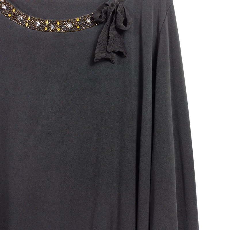 Nyakrészén gyönggyel és flitterrel díszített női felső