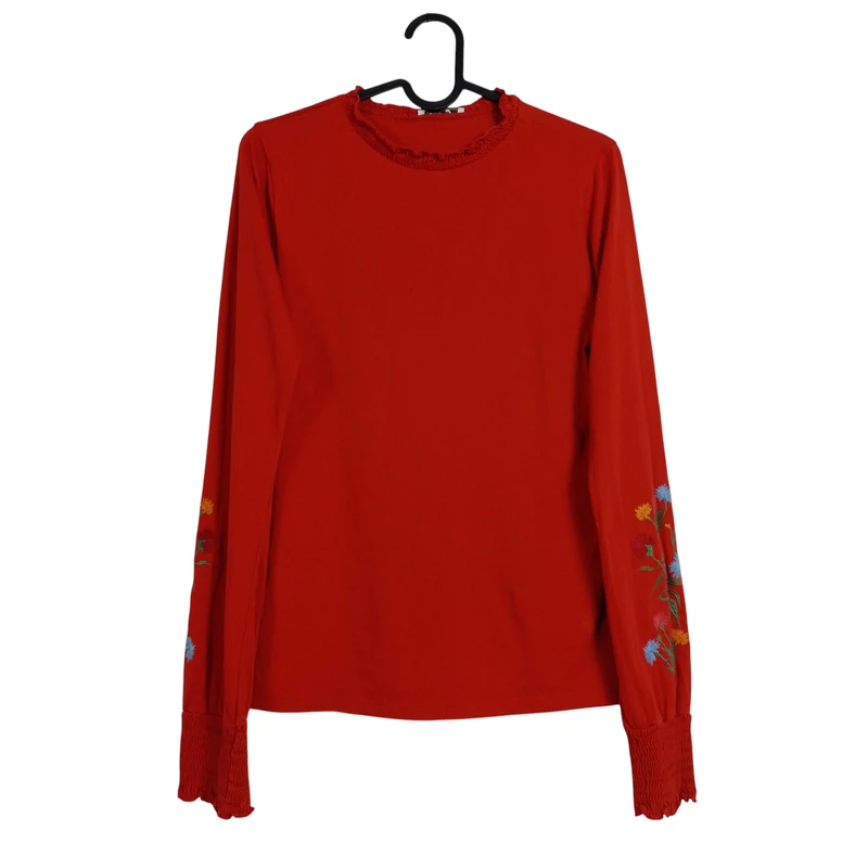 Ujján hímzett mintával díszített női felső