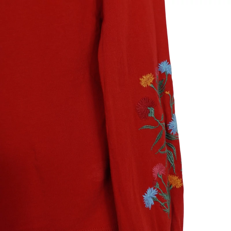 Ujján hímzett mintával díszített női felső