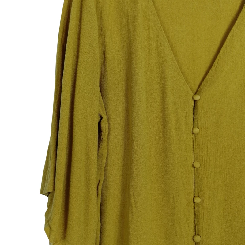 Elején gombos, alján megkötős női felső