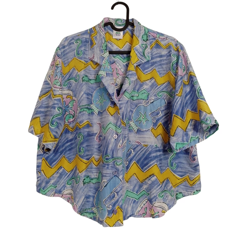 Elején gombos, mintás női felső