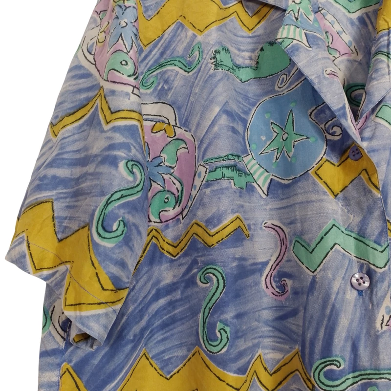 Elején gombos, mintás női felső