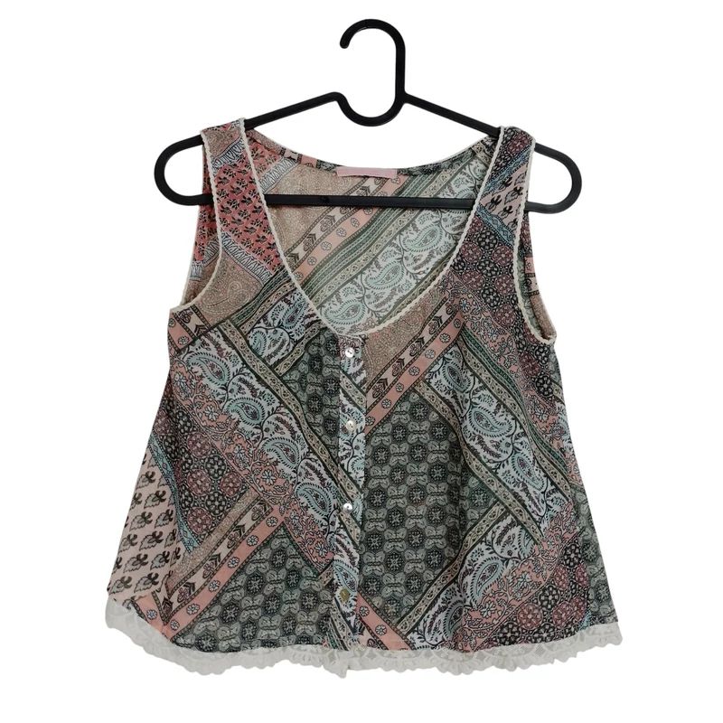 Elején gombos, mintás női felső