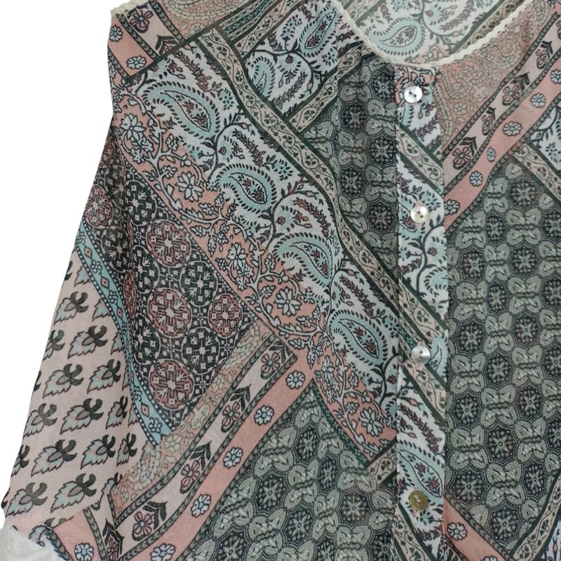 Elején gombos, mintás női felső