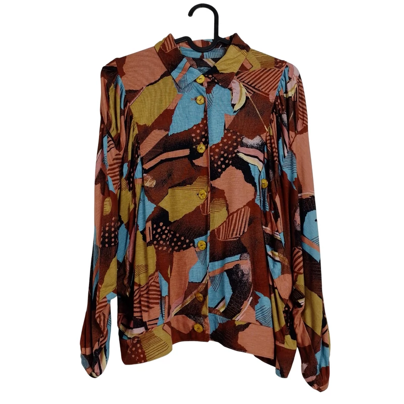 Elején gombos, denevérujjú, mintás női felső