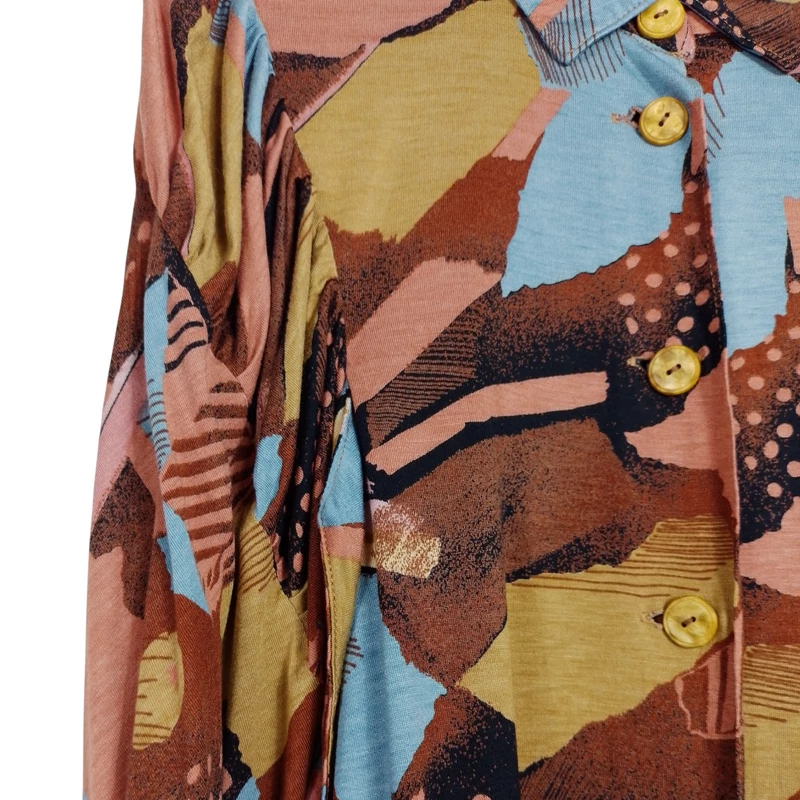 Elején gombos, denevérujjú, mintás női felső