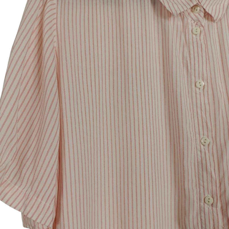 Elején gombos, csíkos női felső