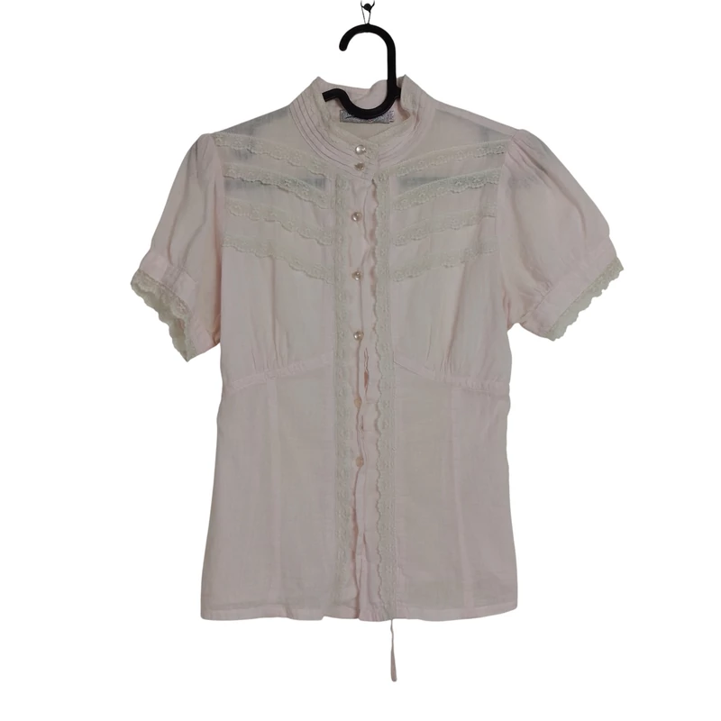 Elején gombos, derekán hátul megkötős, csipkemintás női felső