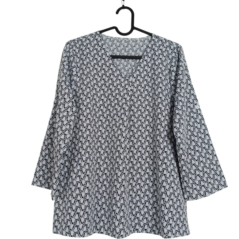 Felgombolható ujjú, mintás női felső