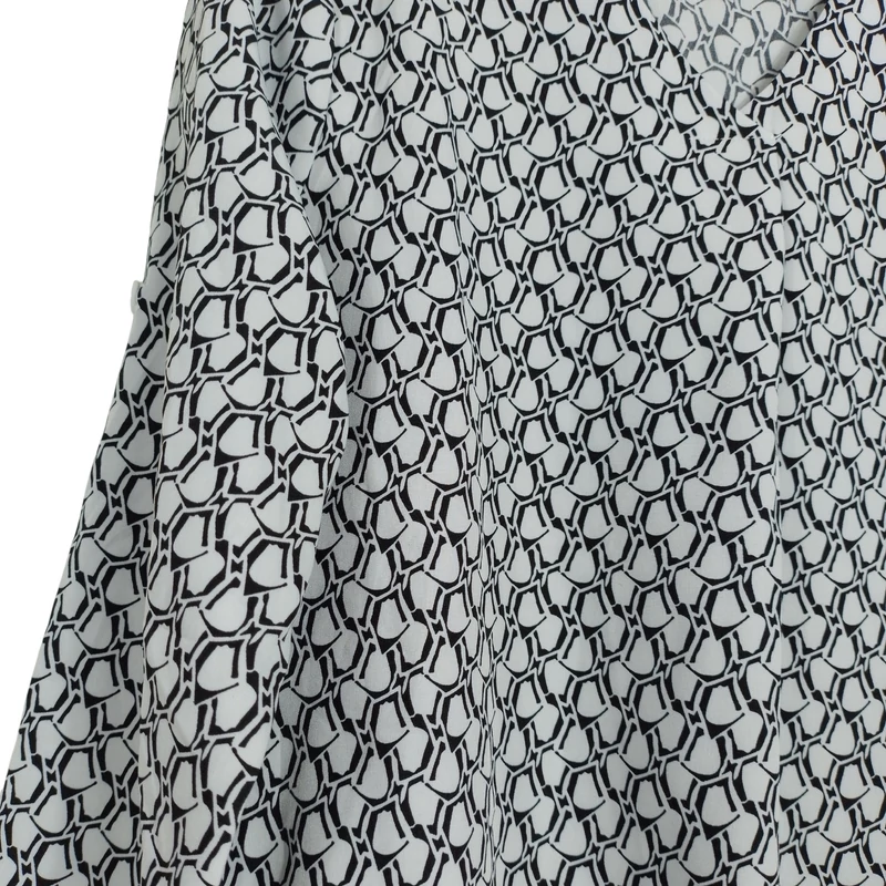 Felgombolható ujjú, mintás női felső