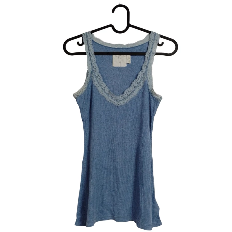 Csipkével díszített női felső