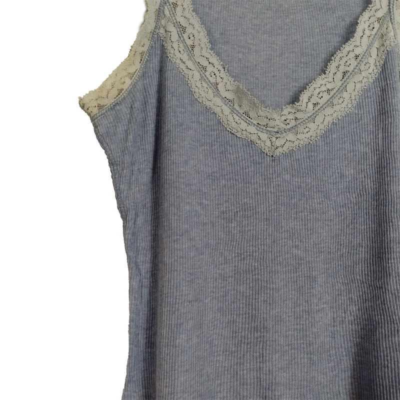 Csipkével díszített női felső