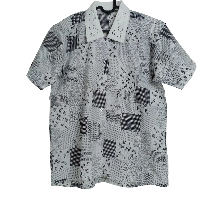 Elején gombos, mintás női felső