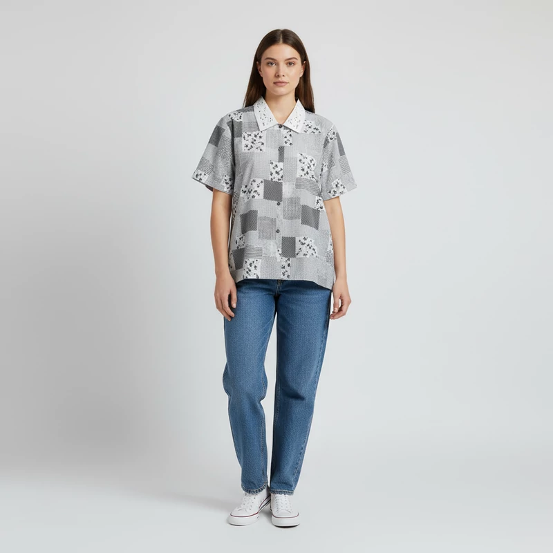 Elején gombos, mintás női felső