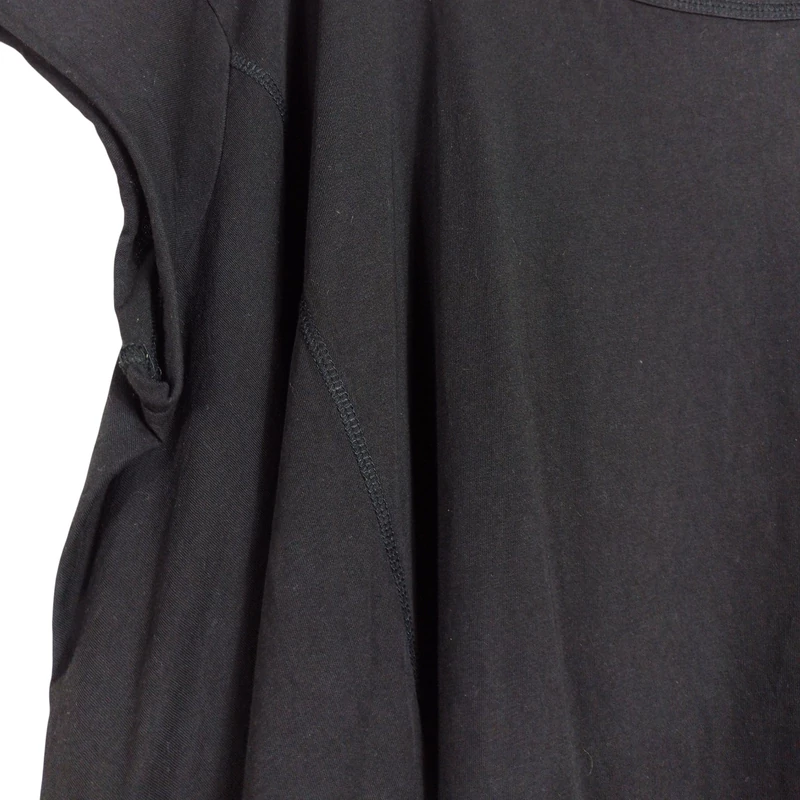 Alján változó hosszúságú, bő szabású női felső