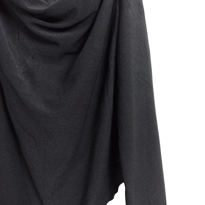 Aszimmetrikus kialakítású, ujján hasított női felső