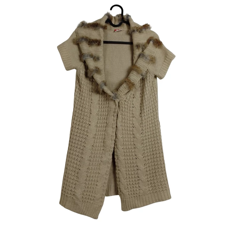 Széles gallérú, szőrmecsíkokkal díszített, kötött női felső