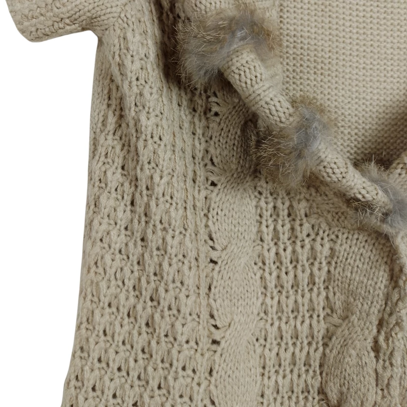 Széles gallérú, szőrmecsíkokkal díszített, kötött női felső