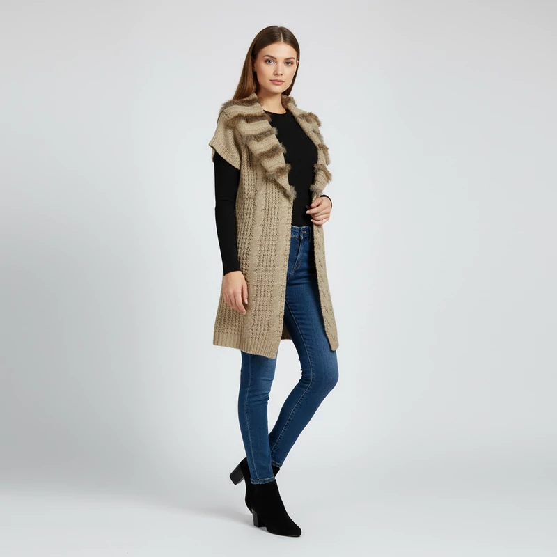 Széles gallérú, szőrmecsíkokkal díszített, kötött női felső