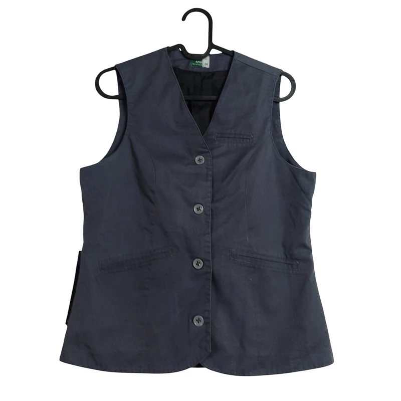 Elején gombos és zsebes női felső (mellény)