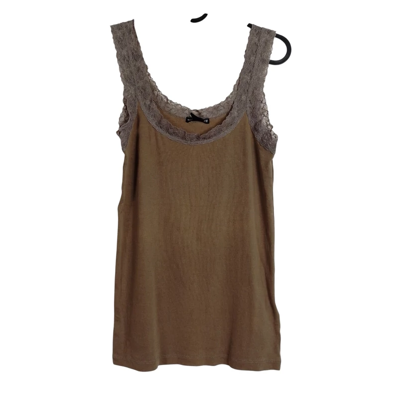 Csipkével díszített női felső