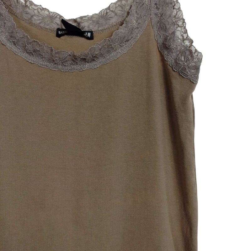 Csipkével díszített női felső