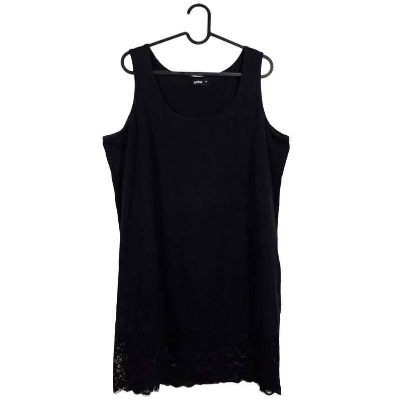 Alján csipkével díszített, fekete női felső