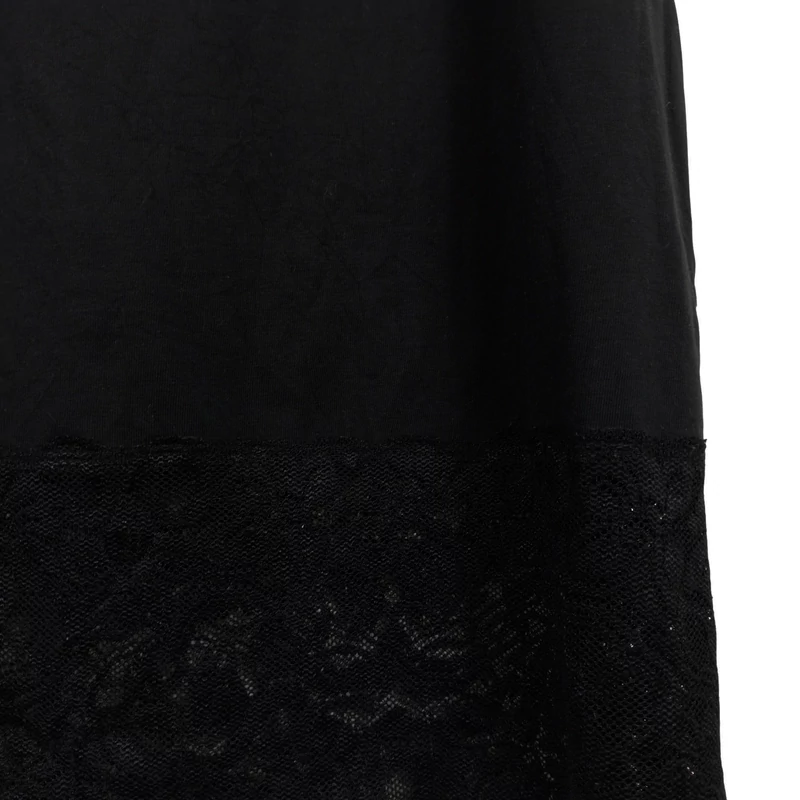 Alján csipkével díszített, fekete női felső