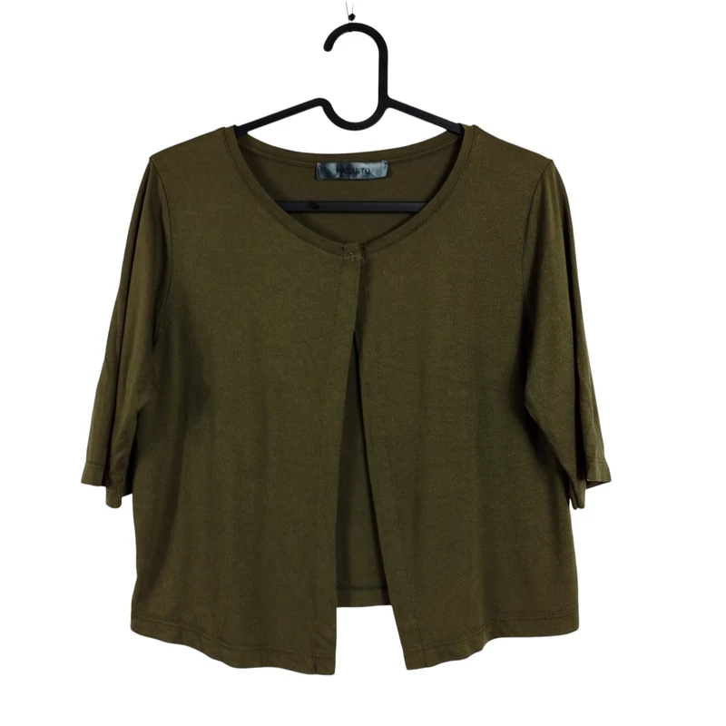 Elején egy patenttal záródó, rövid fazonú, színes női felső