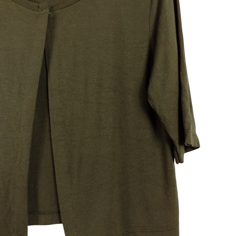 Elején egy patenttal záródó, rövid fazonú, színes női felső