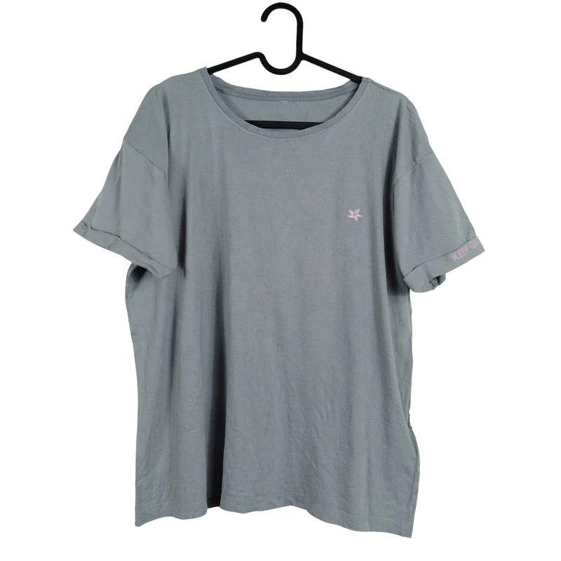 Ujja végén hajtókás, elején varrással díszített női felső