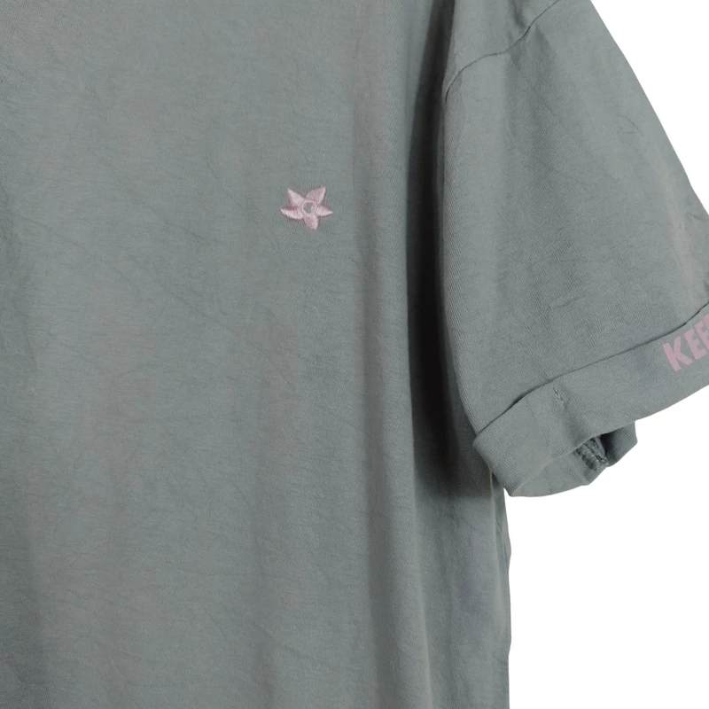 Ujja végén hajtókás, elején varrással díszített női felső