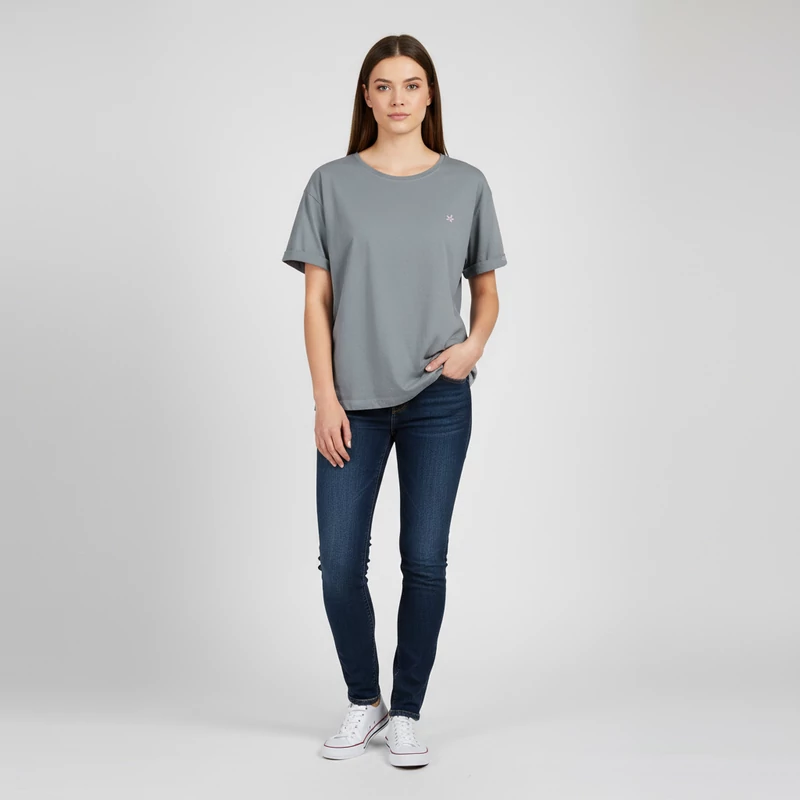 Ujja végén hajtókás, elején varrással díszített női felső