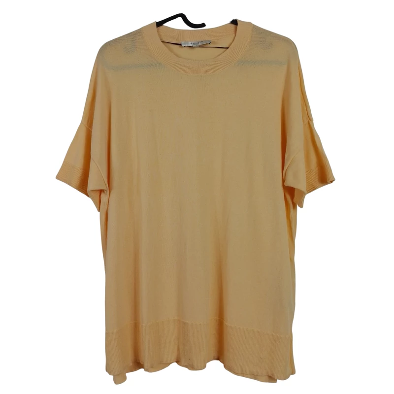 Vékony anyagú, kötött női felső