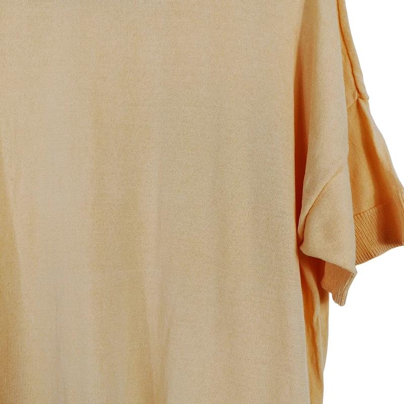 Vékony anyagú, kötött női felső