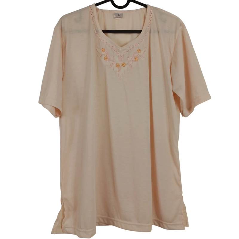 Elején hímzéssel díszített női felső