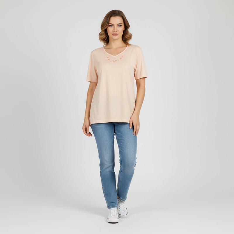 Elején hímzéssel díszített női felső