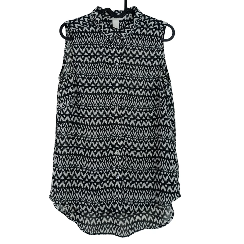 Galléros, elején gombos, mintás felső