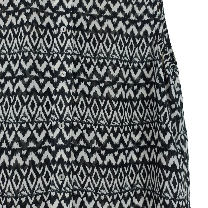 Galléros, elején gombos, mintás felső