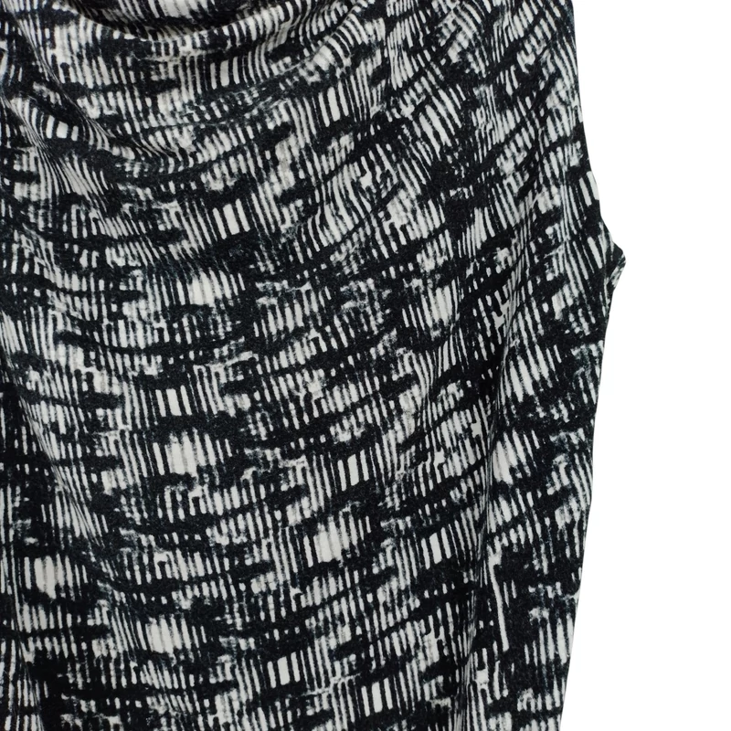 Elején ejtett anyagú, egyik oldalán húzott varrású, mintás női felső