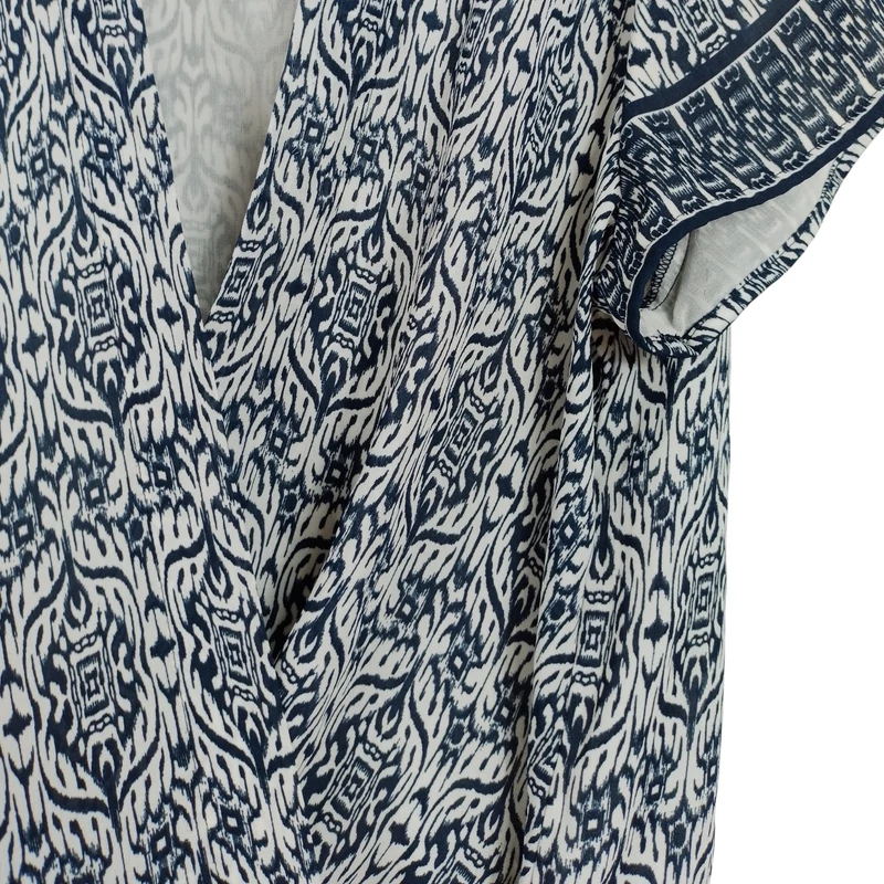 Elején átlapolt, alján megkötős női felső