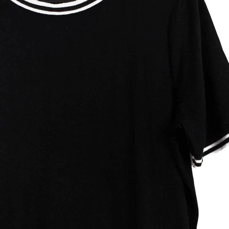 Nyakán és ujja végén díszcsíkos női felső