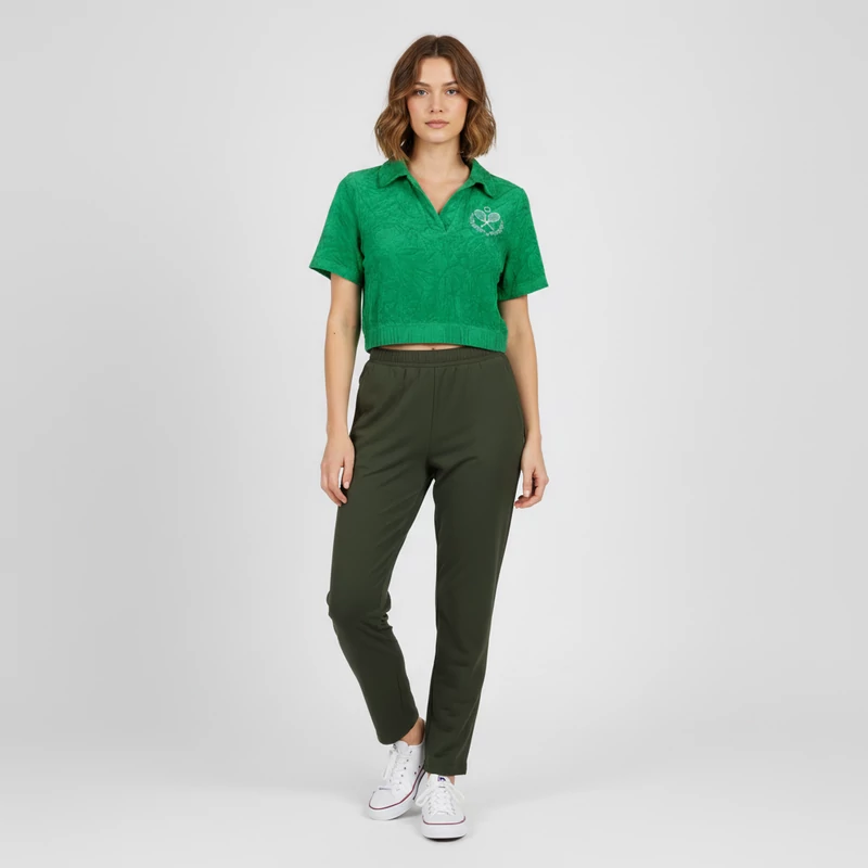 Bársony anyagú, alján gumis, rövid fazonú női felső